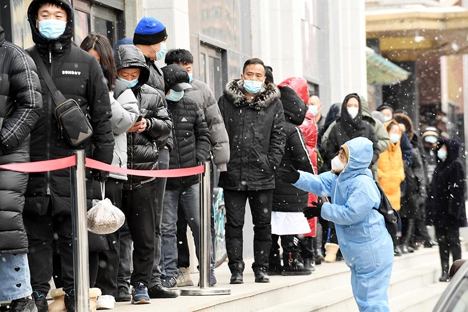 哈尔滨市开始进行部分地区全员核酸检测工作,市民冒雪有序排队