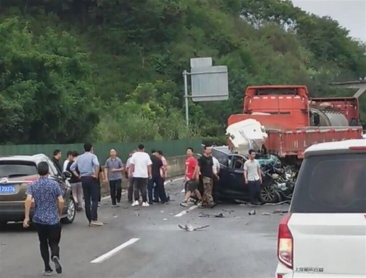 首席记者 刘毅 8月13日上午11时,隆汉高速四川自贡境内发生一起车祸,8