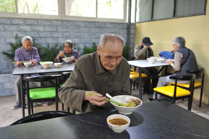 棕树营北区幸福老年餐桌解决老人吃饭难