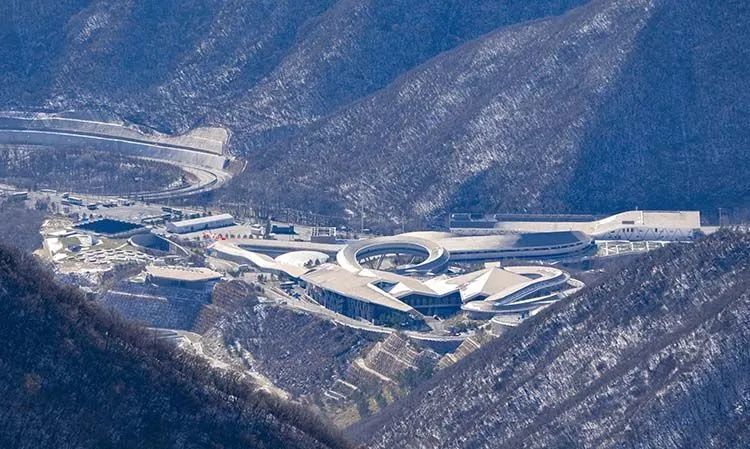 在国家高山滑雪中心山顶,俯瞰国家雪车雪橇中心.