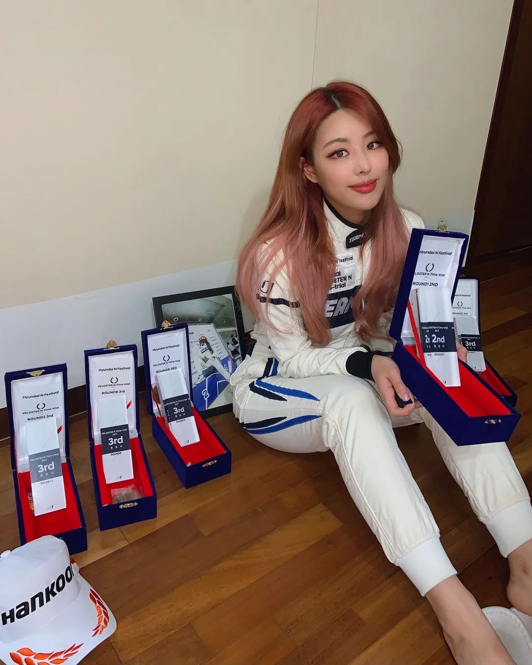 不过,今天要跟大家介绍的这位韩国美女,并不是什么车模,而是一名