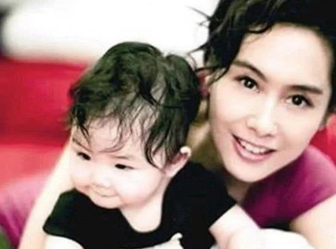 本以为邱淑贞女儿够好看可看到朱茵女儿网友迷你版紫霞仙子