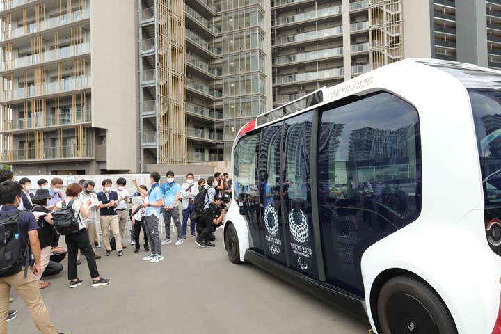 图为6月20日在东京奥运会奥运村内拍摄的无人驾驶电动车.