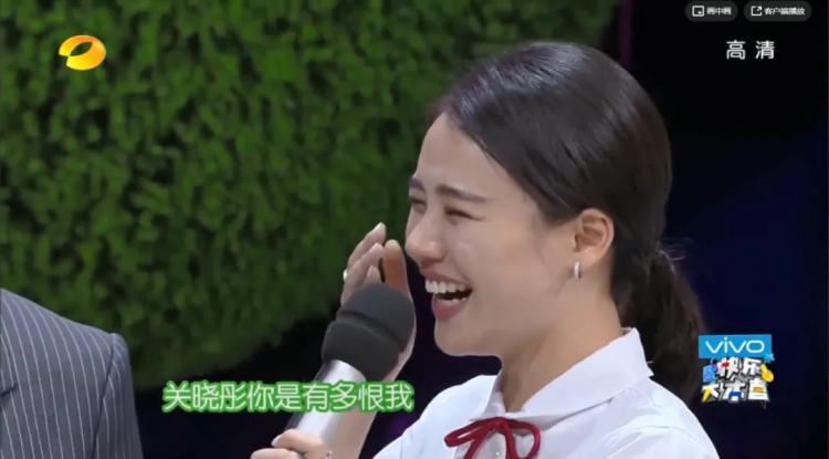 关晓彤不慎把马思纯的嘴巴打肿.