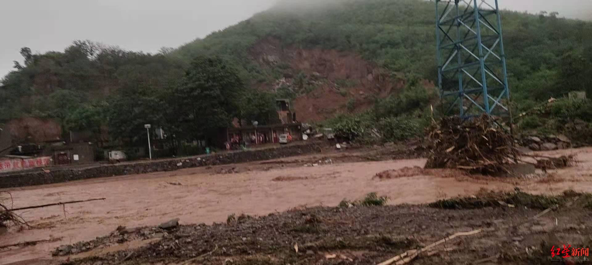 他所在的荥阳市崔庙镇王宗店村遭遇洪灾和山体滑坡,多名村民被倒塌