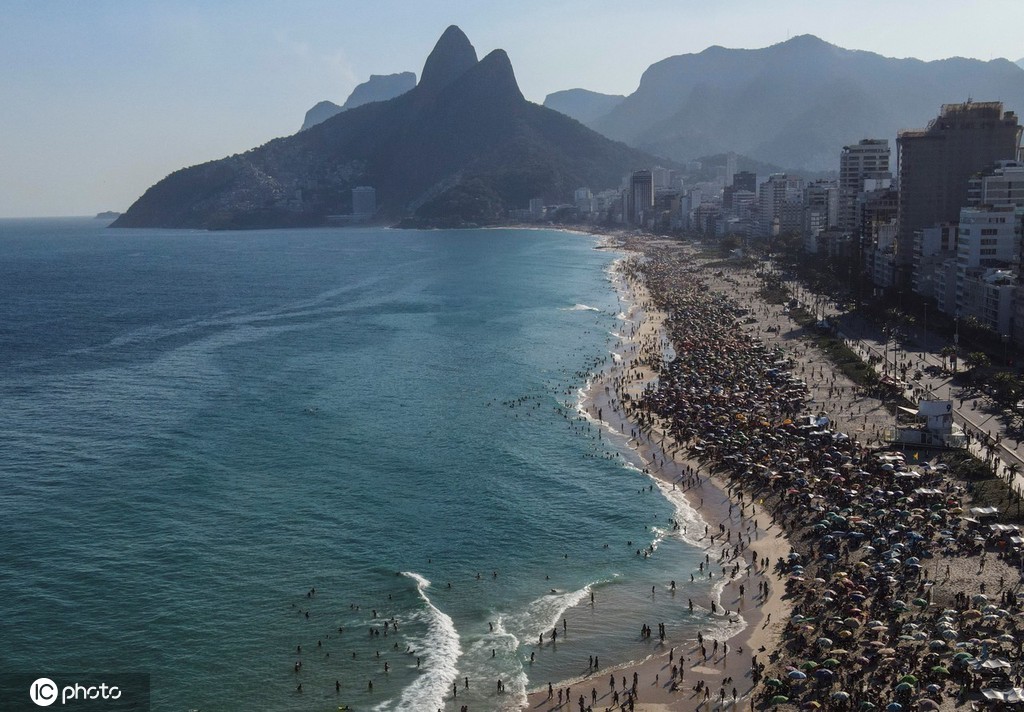 当地时间2021年8月22日,巴西里约热内卢,航拍在伊帕内玛海滩上度假的