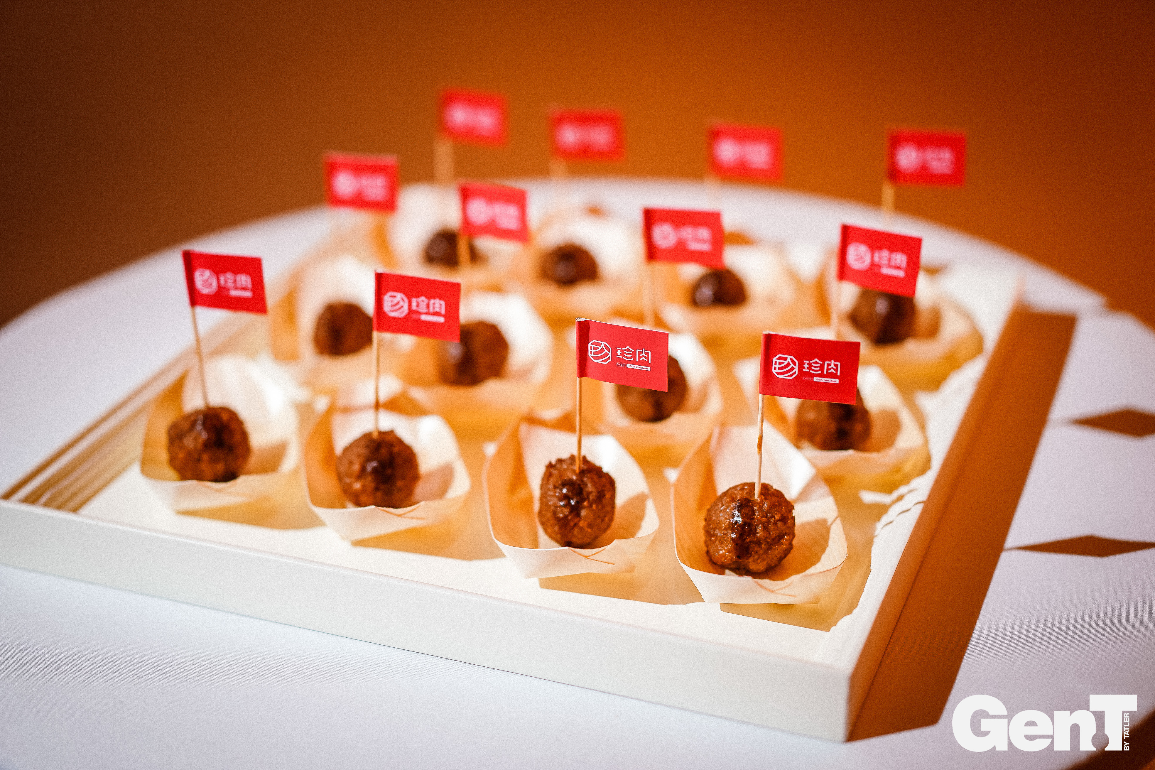 此后,李嘉诚,莱昂纳多等商娱两界大佬纷纷持币入坑,