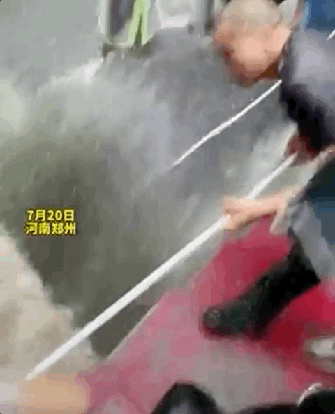 周围的居民冒着大雨,死死拽住绳子.