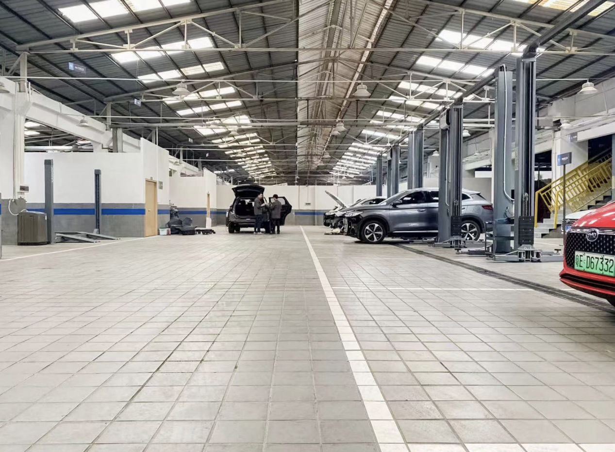 例如5000平米的4s店总占地面积,维修车间就占了2000平米,如此也就为