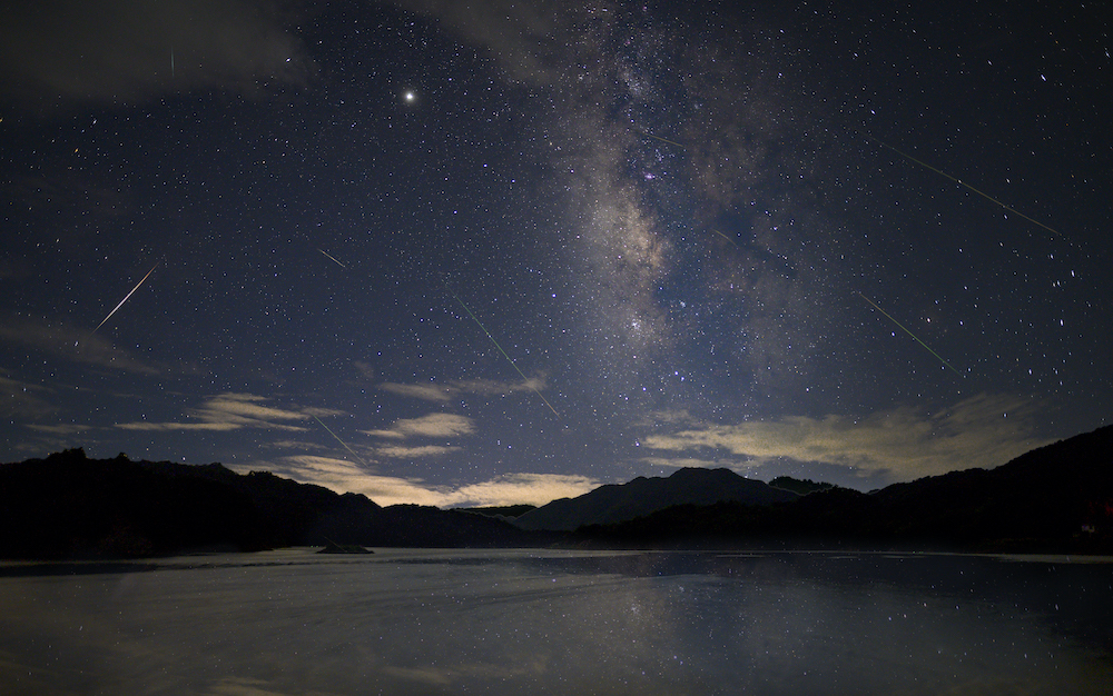 2020年8月13日,长沙市宁乡县神仙岭,天空中的英仙座流星雨.