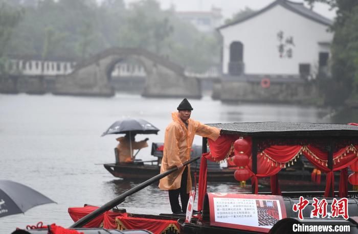 浙江绍兴:百艘乌篷船展百幅图片庆建党百年