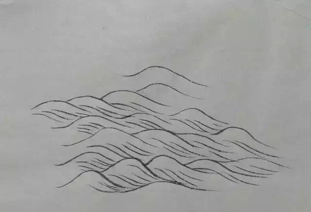 今天小编教大家几种常见的水波纹画法: 第一种:波浪法