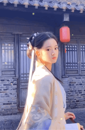 感觉妹妹好适合古风啊↓说回黄杨,去年周也很出圈的