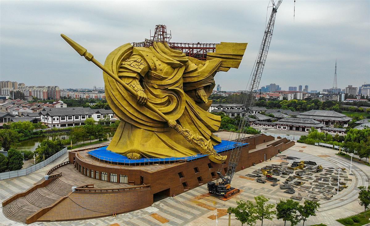 荆州巨型关公像外贴铜片拆除完毕仅剩关公大刀和雕像骨架待拆