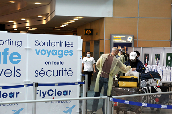 加拿大温哥华国际机场,刚入境的国际旅客准备走出航站楼.