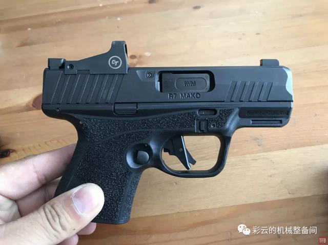 结构,外形轮廓和空仓挂机,手动保险,弹匣释放钮的位置都近似1911手枪