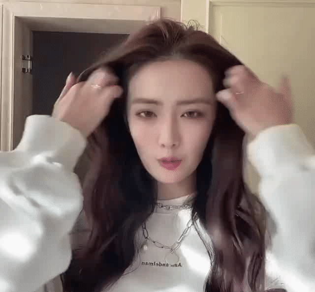 看她这一头红发,不就是现实版的人鱼公主吗?