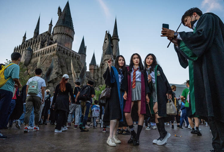 2019年9月22日,北京环球影城,女游客穿着哈利波特同款魔法袍拍照.