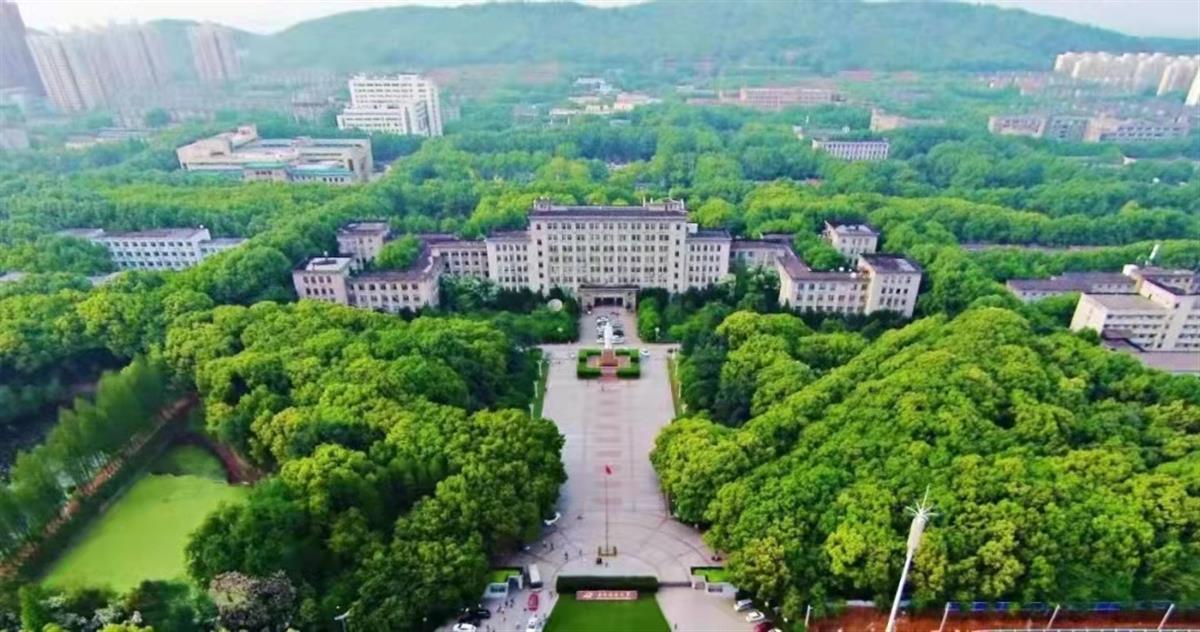 华中科技大学被誉为森林大学,学校校园占地7000余亩,园内树木葱茏