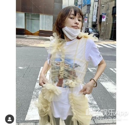 就看看有几人没拿她照片当过社交账号头像的↓两年前春天,八卦杂志拍