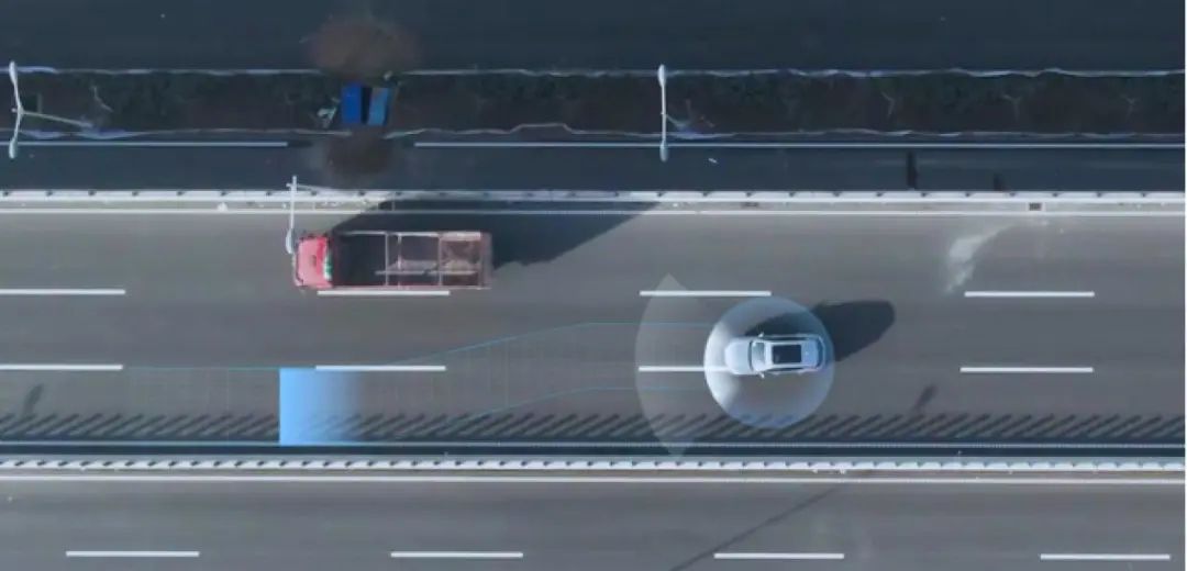 装备该系统的车辆还具备5g自动泊车控制器,从而让驾驶员与车辆实现了