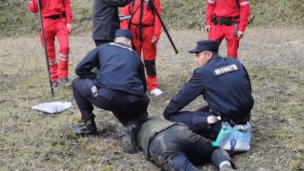 安徽歙县发生一起刑案,嫌犯潜逃途中服毒自杀身亡