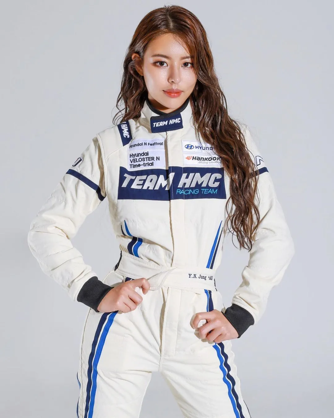 不过,今天要跟大家介绍的这位韩国美女,并不是什么车模,而是一名