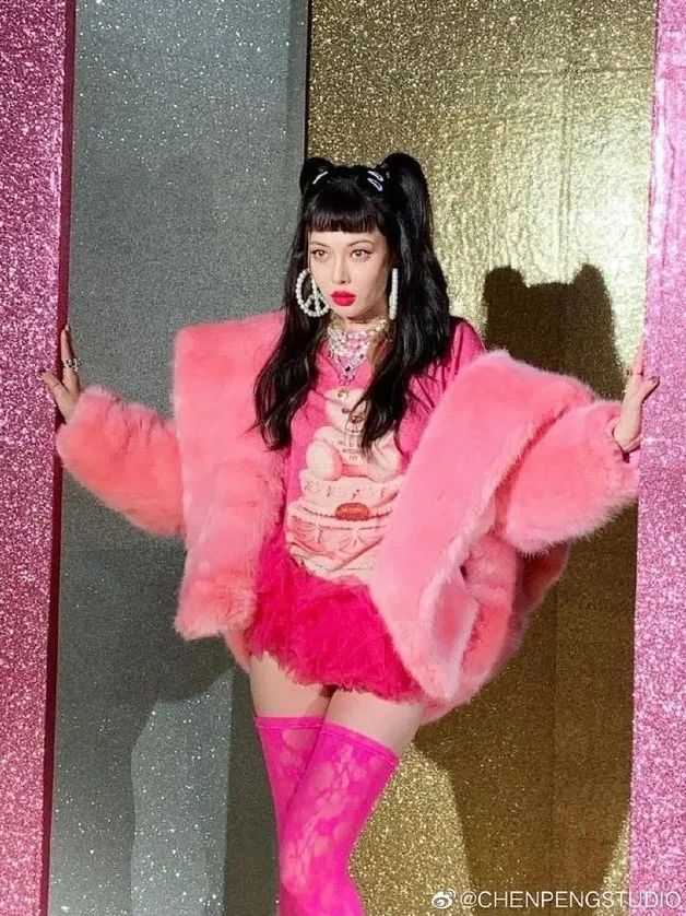 时髦办金泫雅蛇女回归iu20秒换7套look真视觉盛宴