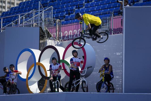 奥运自行车赛场状况不断 日教练吐槽:没见过这么混乱
