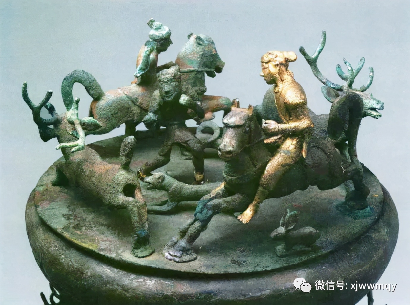 古滇国青铜鼓上的骑马"金人"雕塑,赤着双脚,正在征战或者狩猎中,年代