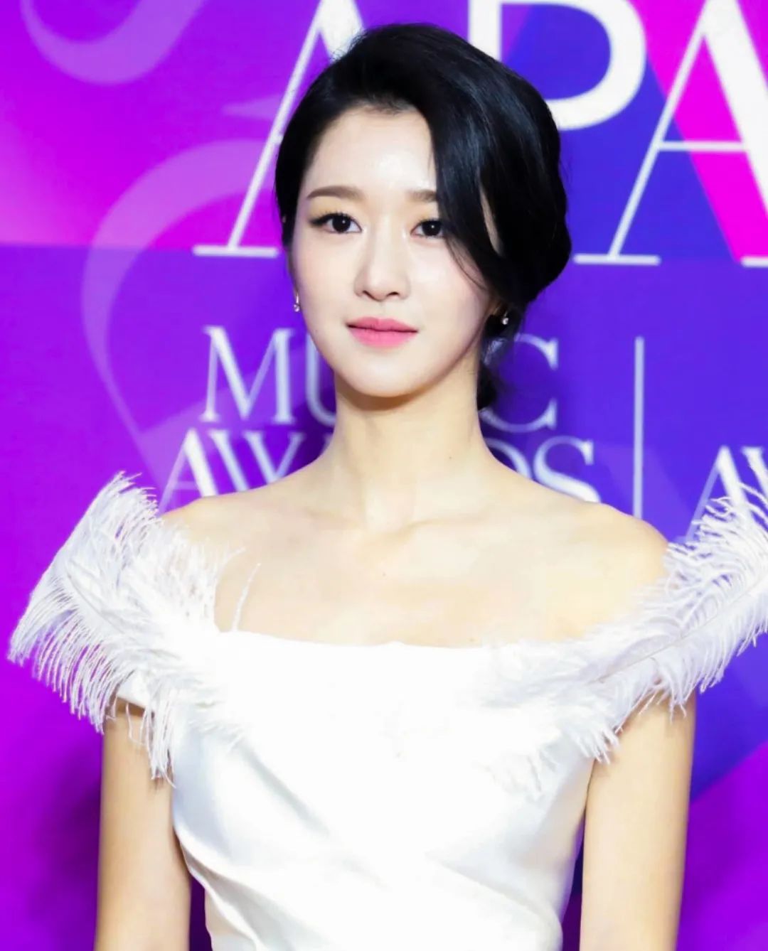 时尚></p></a>女人天下>正文> 生图就像开了美颜一样,淡淡着色的妆容衬托出