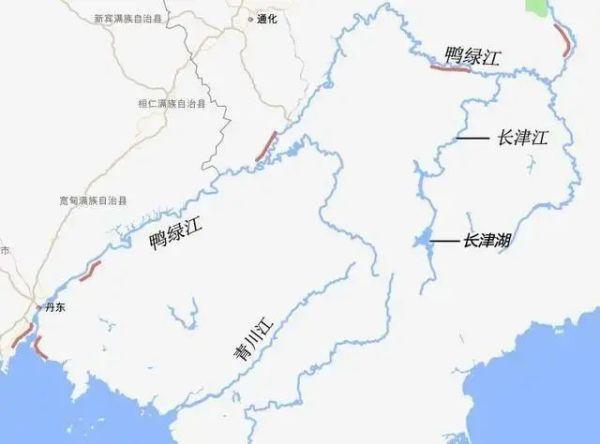 长津湖是朝鲜北部最大的湖泊,位于赴战岭山脉与狼林山脉之间,由发源于