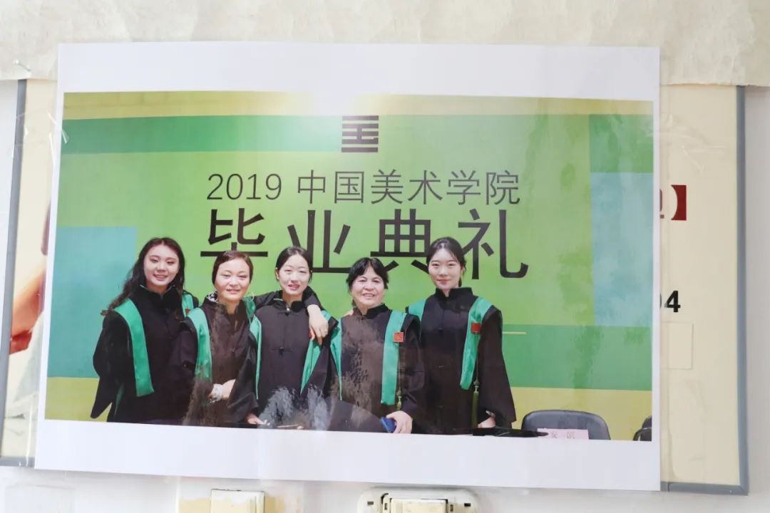 徐安玲(右二)2019年拿到第一个艺术学学位时与同学们合影.