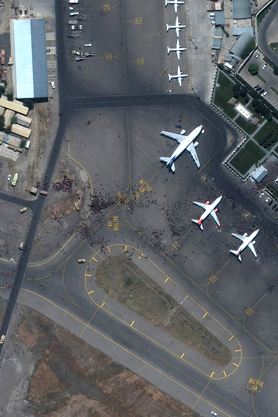 当地时间8月16日,卫星清晰记录下喀布尔国际机场停机坪上混乱的景象.
