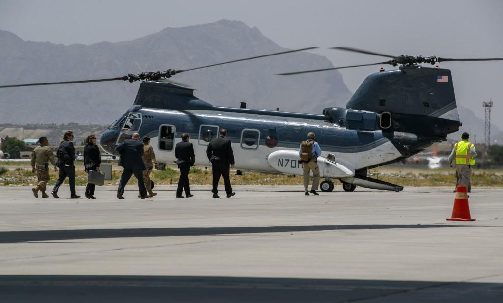 停放在喀布尔机场的美国ch-46e直升机