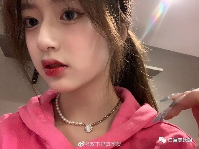 因一张图全网求她爆红千万别被富二代发现啊