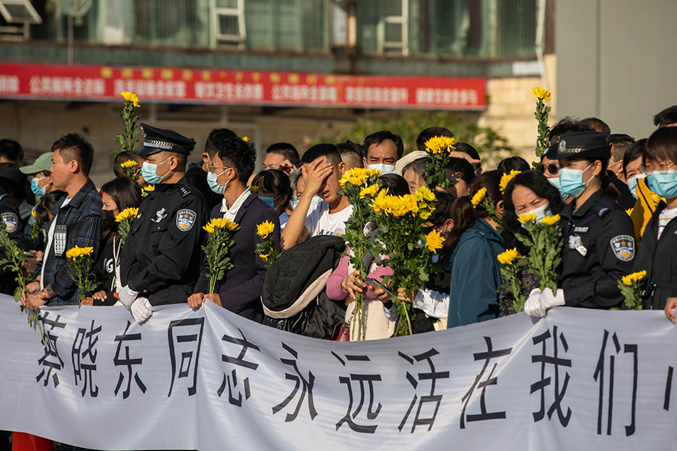 云南西双版纳万人送别缉毒牺牲英雄蔡晓东