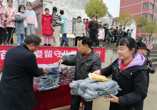 "12月12日下午2时,武穴市四望镇铁石中学校长周清祖用宏亮的声音致