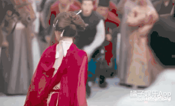 胶原蛋白满满的脸蛋配上红色系带有杀气的妆容,《陈芊芊》里,她身穿