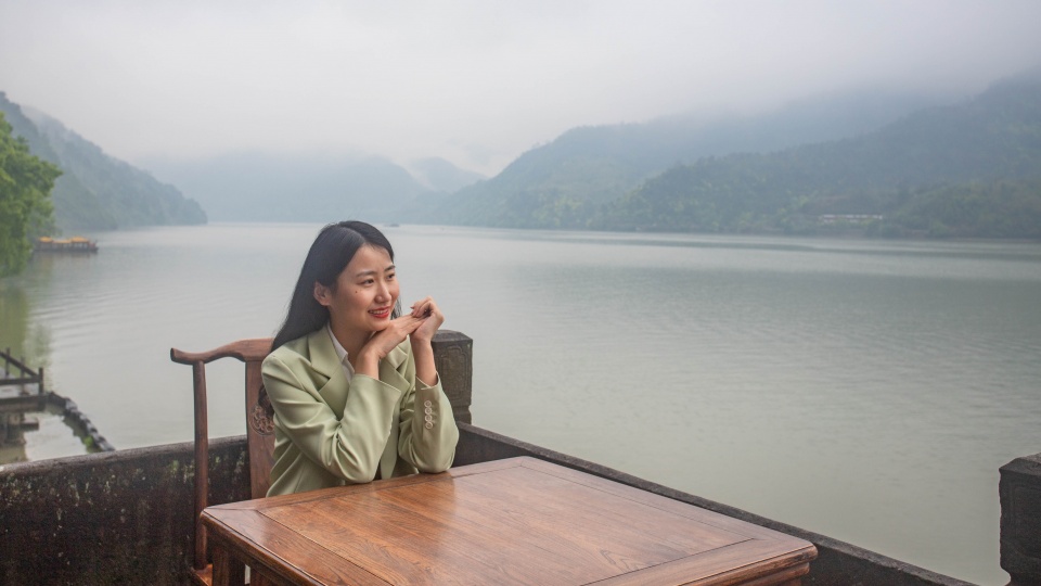 浙江杭州富春江上的绝佳风景,云雾弥漫若水墨画,太美了!