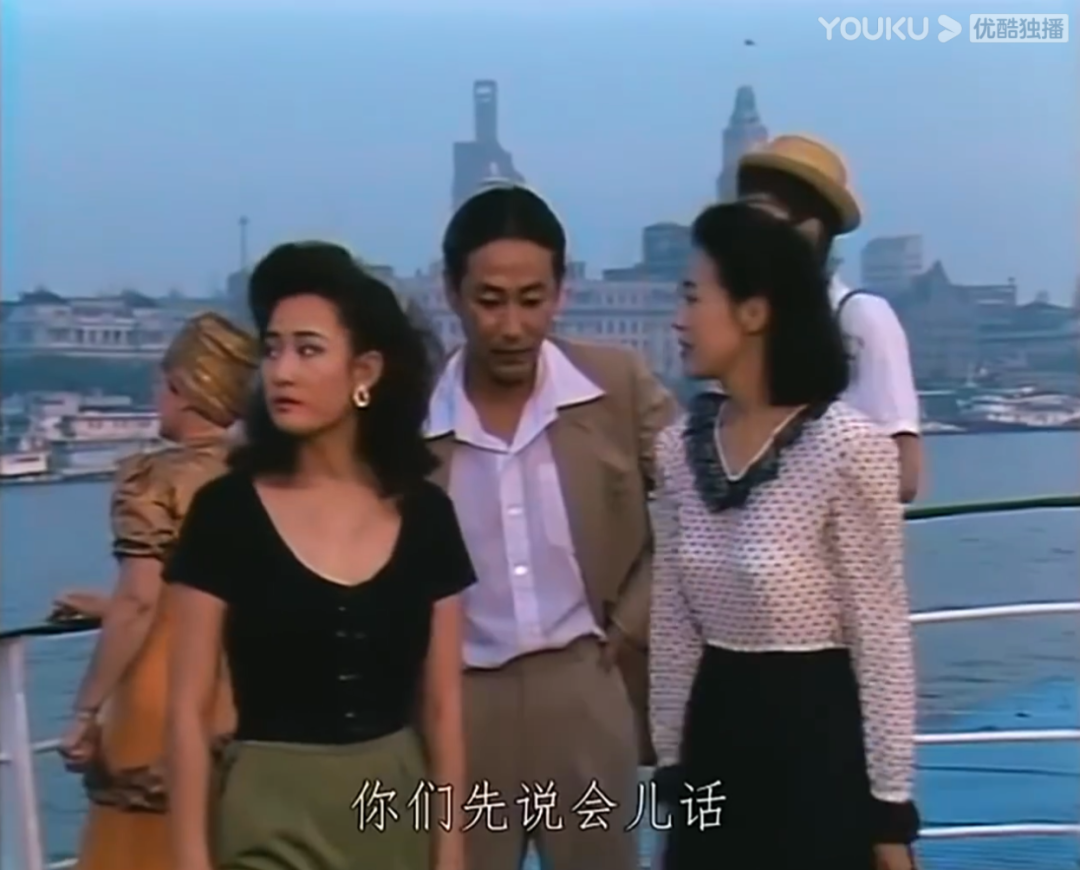 左右为难,两位美女的衣着也各自表明了她们的性格,鲍小姐和苏小姐,一