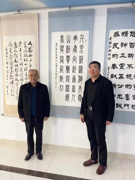 郑峰与王讯馍将军交流书法郑峰与齐路通将军交流书法郑峰与刘言司令员