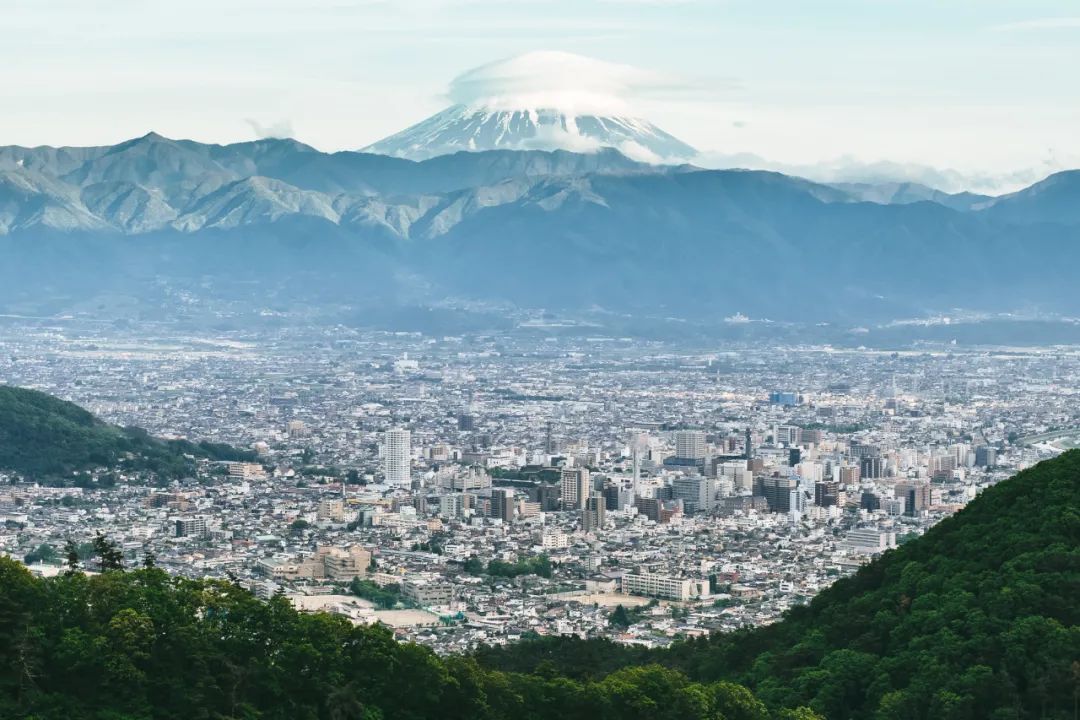 《日本志》中,肯贝尔如此描述富士山"富士山的形状,无疑是世界上最美