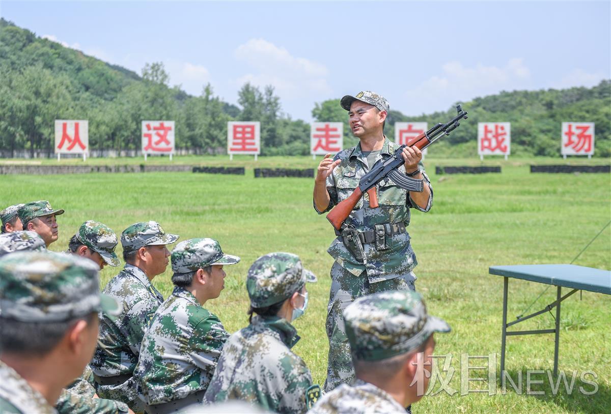 武汉蔡甸区举行民兵集训女民兵第一次打靶打出5发4中