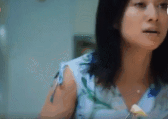 刘浩存也有同款,外翻的下唇就像撅嘴的表情,情绪指向是