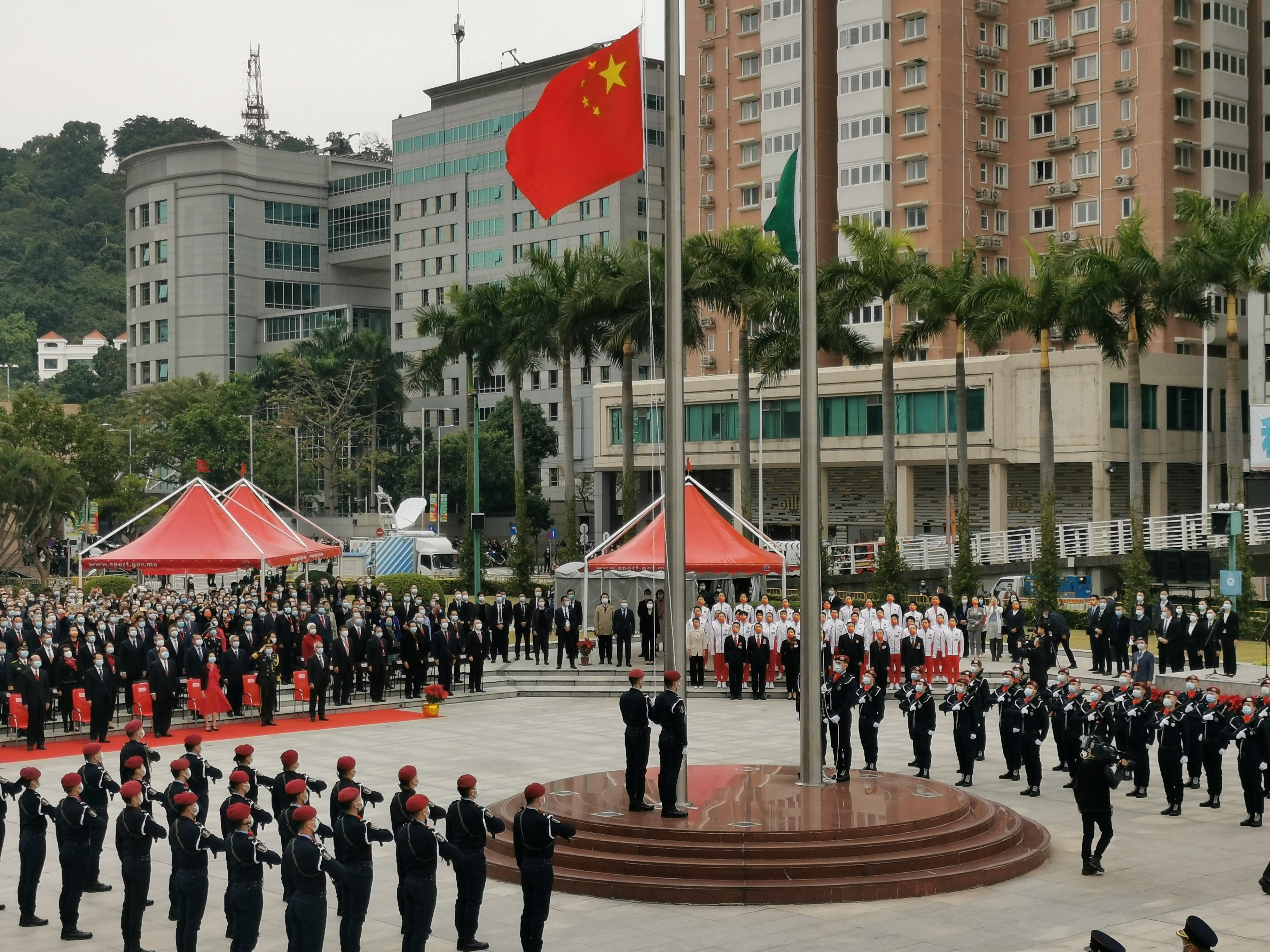 内地奥运健儿访澳代表团参加澳门回归22周年升旗仪式