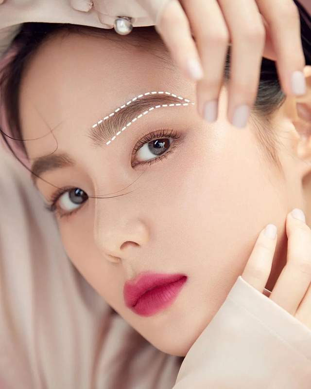 看我们iu妹子投奔了流星眉的怀抱后,少了原来乖乖女的呆萌感,显得愈加