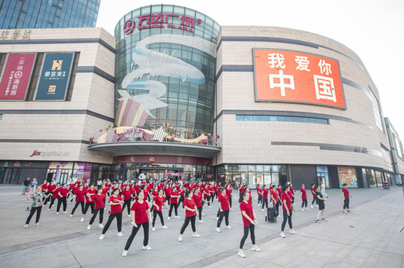 武汉环球广场销售对比平日周末增长约184;万达广场盘龙城店销售对比
