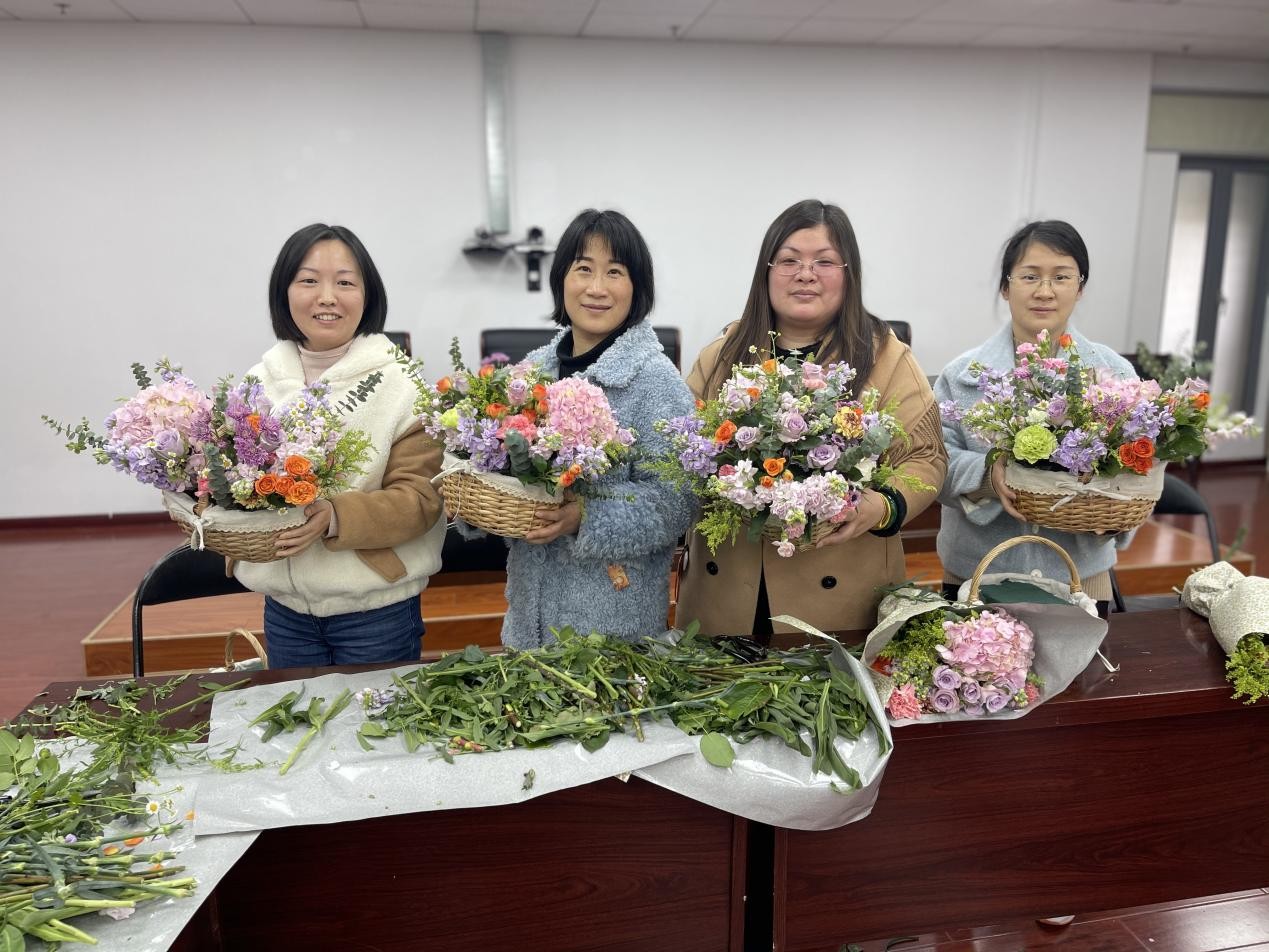 邮储银行溧阳市支行开展插花品香情暖女工活动