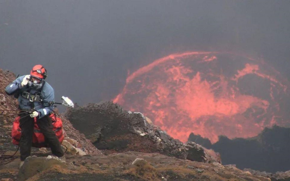 张昕宇冒酸雨探马鲁姆火山口,梁红都捏了一把汗